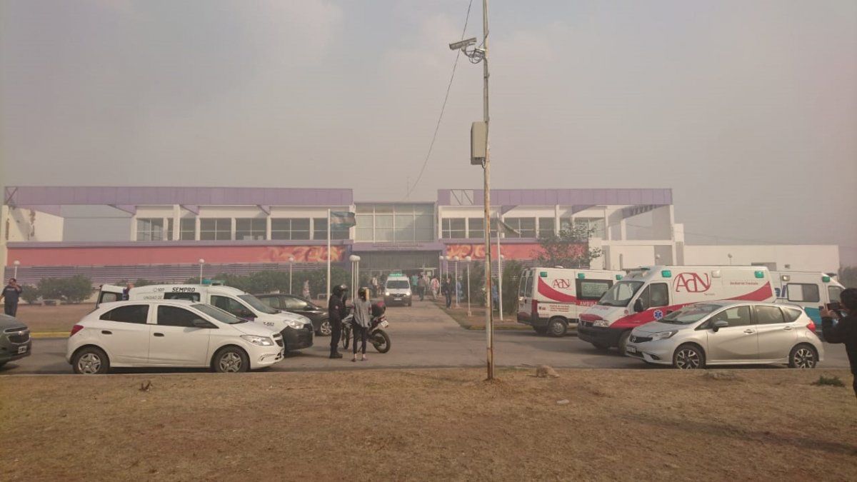 La Maternidad del Hospital de San Luis, cubierta de humo por los incendios forestales muy cercanos.