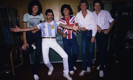 Una de las figuras más importantes que quiso conocer a Diego fue Freddie Mercury. Una de las figuras más importantes que quiso conocer a Diego fue Freddie Mercury.