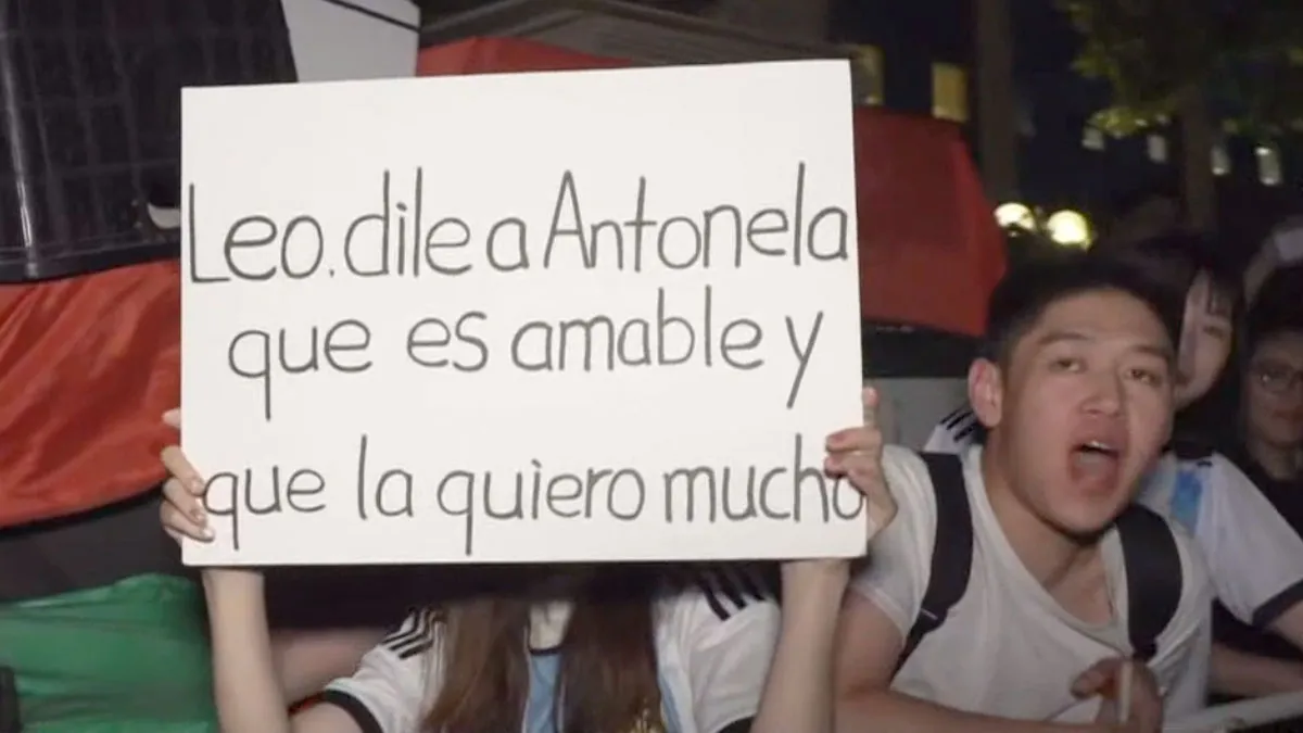 Lionel Messi se sorprendió al leer un mensaje dedicado a su pareja.