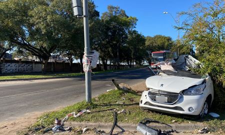 El hombre de 41 años sufrió graves lesiones al perder el control de su auto y chocar contra un poste en avenida 27 de Febrero y Juan de Garay. El hombre de 41 años sufrió graves lesiones al perder el control de su auto y chocar contra un poste en avenida 27 de Febrero y Juan de Garay.
