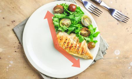 El ayuno intermitente es un antiguo secreto para la salud que forma parte de la historia de la humanidad que consiste en simplemente aplazar la ingesta de comida en personas que no tengan un peso inferior al normal y por lo tanto tengan la suficiente grasa almacenada para vivir de ella. El ayuno intermitente es un antiguo secreto para la salud que forma parte de la historia de la humanidad que consiste en simplemente aplazar la ingesta de comida en personas que no tengan un peso inferior al normal y por lo tanto tengan la suficiente grasa almacenada para vivir de ella.