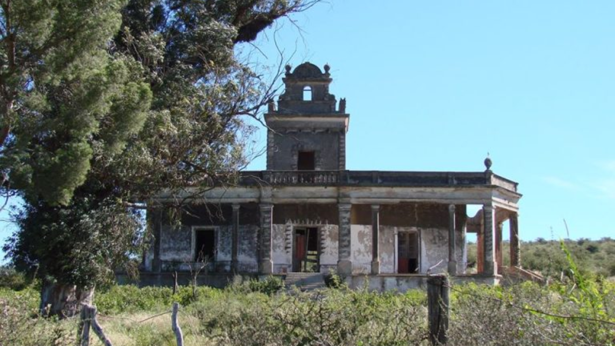 Castillo El Carrizal, construido por Tristán Vivas, forma parte de la lista de construcciones emblemáticas de Córdoba. Castillo El Carrizal, construido por Tristán Vivas, forma parte de la lista de construcciones emblemáticas de Córdoba.