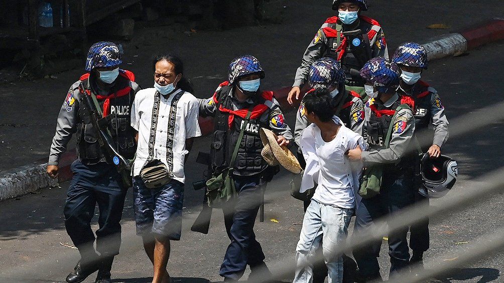 El país asiático vive momentos muy complicados y se calcula que 50 mil personas buscan escapar hacia Tailandia.