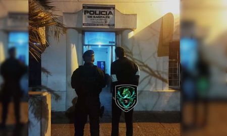 Un hombre fue detenido en el patio de una escuela en el norte de la ciudad de Santa Fe este jueves por la noche. Un hombre fue detenido en el patio de una escuela en el norte de la ciudad de Santa Fe este jueves por la noche.