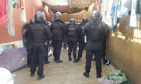 Personal de Infantería ingresó a la celda tras el disturbio. Personal de Infantería ingresó a la celda tras el disturbio.