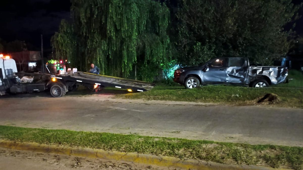 Una gr&uacute;a retir&oacute; el veh&iacute;culo siniestrado, que presentaba importantes da&ntilde;os en uno de sus laterales.