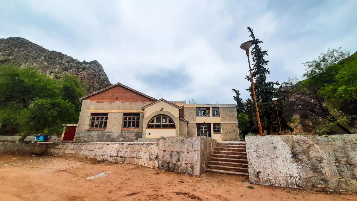 Los senderos de Agua Hedionda permiten a los viajeros explorar los rincones de este paraje, con vistas panorámicas que combinan montañas, cerros y vegetación autóctona. Los senderos de Agua Hedionda permiten a los viajeros explorar los rincones de este paraje, con vistas panorámicas que combinan montañas, cerros y vegetación autóctona.