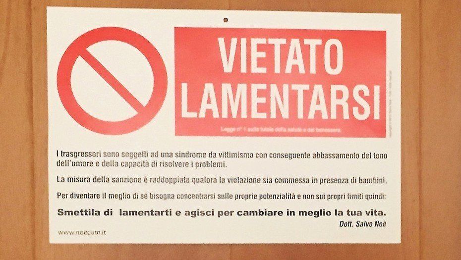 “Prohibido quejarse”, el cartel que el Papa Francisco pegó en la puerta de su despacho