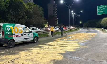 El corte de tránsito es total en el ingreso al Puente Gobernador Oroño por avenida Alem. El corte de tránsito es total en el ingreso al Puente Gobernador Oroño por avenida Alem.