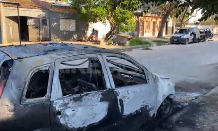 Santa Rosa de Lima: prendieron fuego un auto Santa Rosa de Lima: prendieron fuego un auto