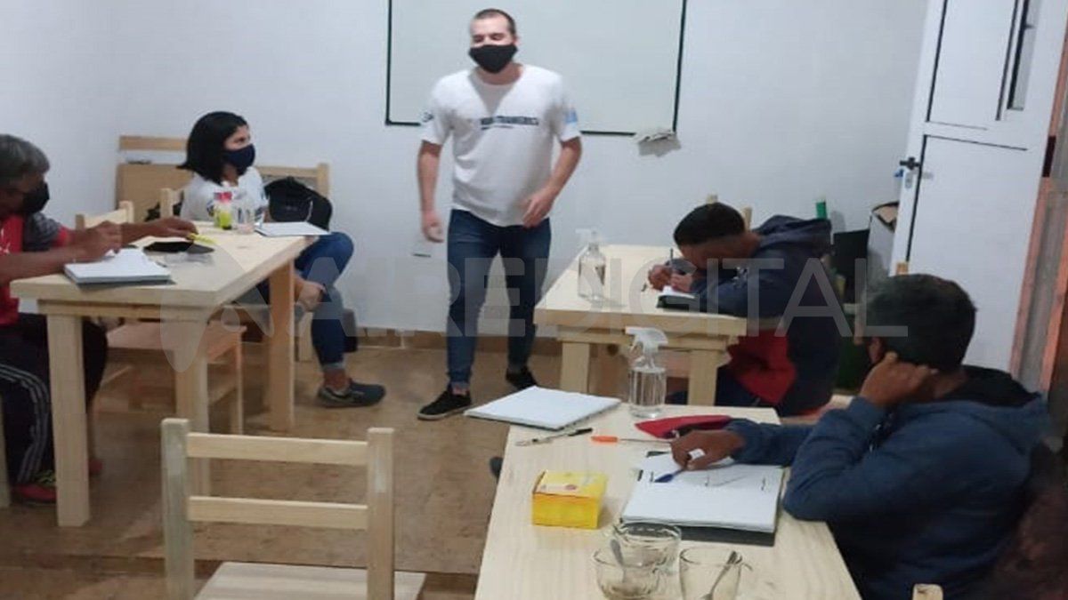 Un total de 20 adultos mayores asisten al bachillerato que está ubicado en Lavalle y Javier de la Rosa.