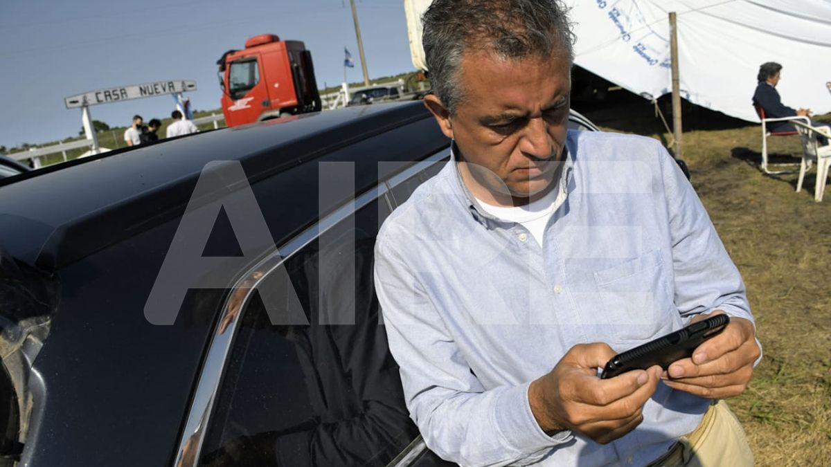 El exministro de Agricultura, Luis Miguel Etchevehere, sigue la audiencia que define si habrá desalojo en el campo.