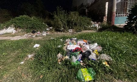 Un microbasural a cielo abierto complica la cotidianeidad de los vecinos de barrio Roma. Un microbasural a cielo abierto complica la cotidianeidad de los vecinos de barrio Roma.