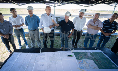 El gobernador de la provincia, Omar Perotti, analizó el avance de la obra del Gasoducto Metropolitano. El gobernador de la provincia, Omar Perotti, analizó el avance de la obra del Gasoducto Metropolitano.