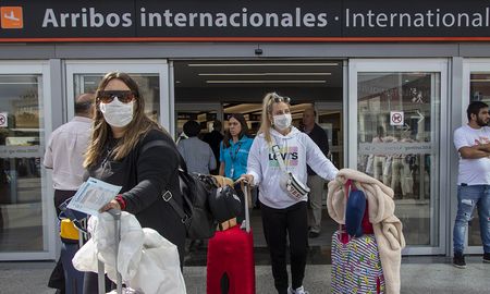 La ministra de Salud afirmó que hay suficientes vacunas en Argentina. La ministra de Salud afirmó que hay suficientes vacunas en Argentina.