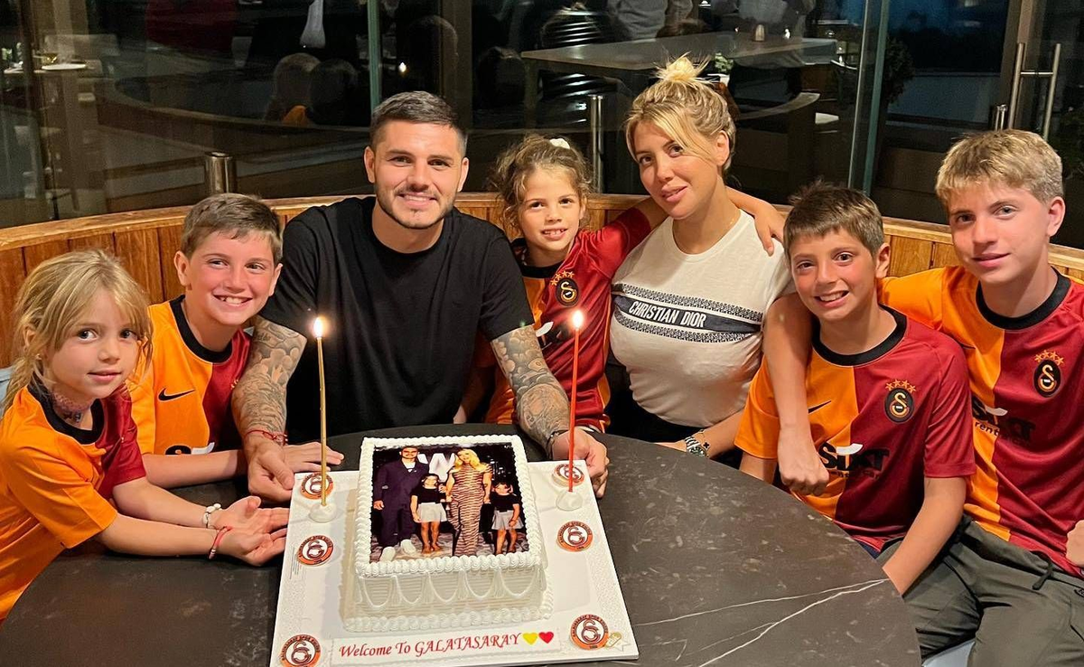 Mauro Icardi y Wanda Nara, junto a sus hijos, fueron ovacionados en Turquía. Mauro Icardi y Wanda Nara, junto a sus hijos, fueron ovacionados en Turquía.