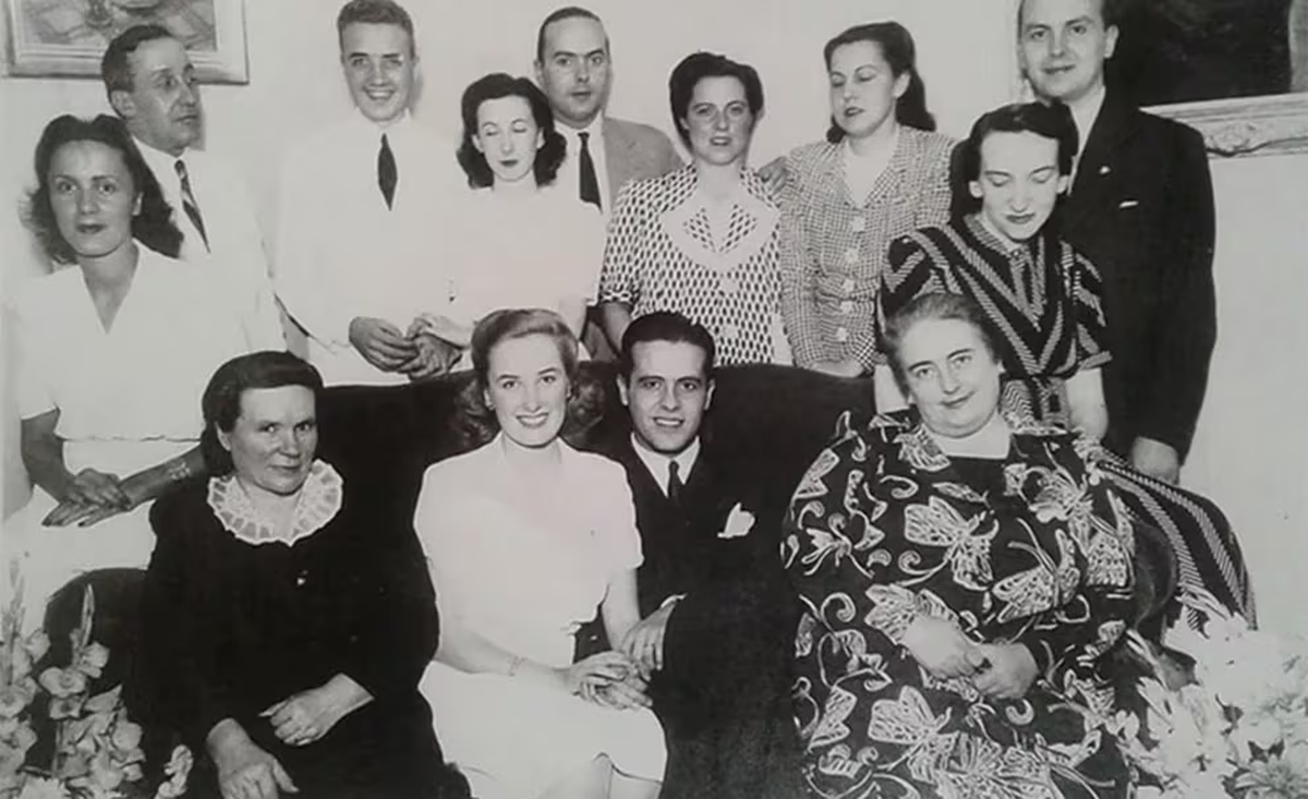 Mirtha Legrand junto a Julio Albar Díaz, anunciando su compromiso. Mirtha Legrand junto a Julio Albar Díaz, anunciando su compromiso.