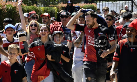 Los hinchas de Colón se preparan para ir a la cancha ante Talleres. Los hinchas de Colón se preparan para ir a la cancha ante Talleres.