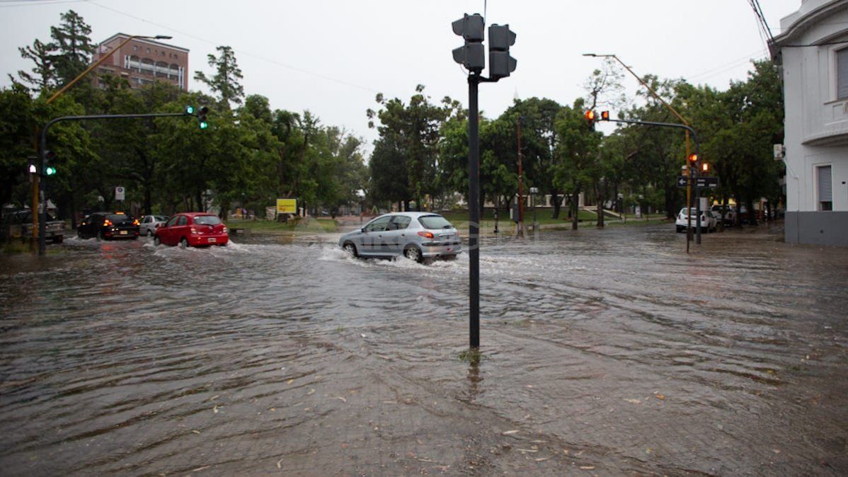 La esquina de calle Junín y 4 de Enero está inundada por la cantidad de agua que cayó en tan poco tiempo.