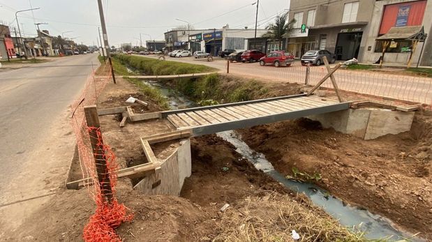 Avanza la construcción de los puentes peatonales en Aristóbulo del Valle.