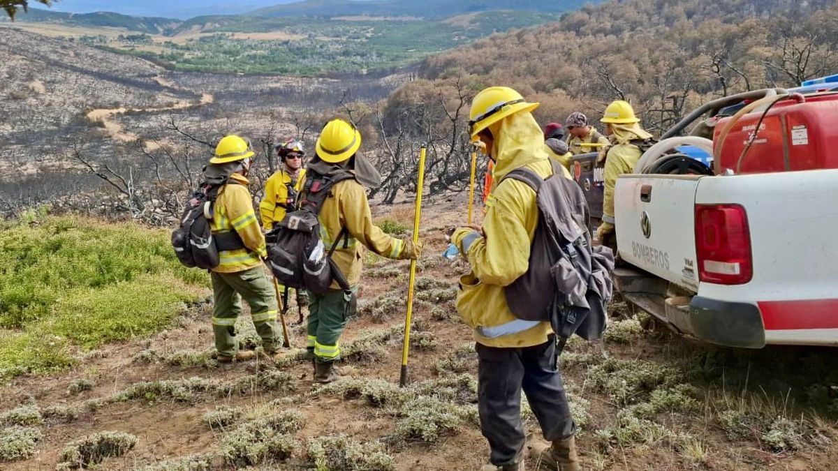 El despliegue santafesino incluye brigadistas forestales, logística, comunicaciones y personal médico, en un operativo integral en la Patagonia. El despliegue santafesino incluye brigadistas forestales, logística, comunicaciones y personal médico, en un operativo integral en la Patagonia.