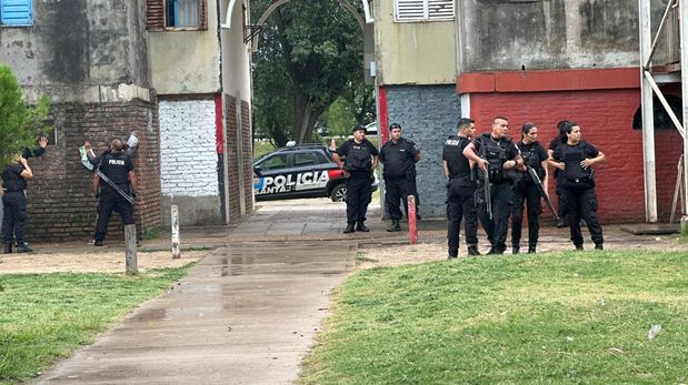 Hay dos detenidos tras la nueva balacera desatada este jueves contra una vivienda del Fonavi San Jerónimo de barrio Centenario.
