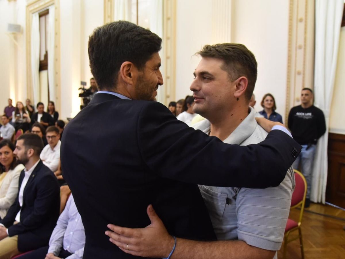 Maximiliano Pullaro junto al policía Luciano Nocelli.