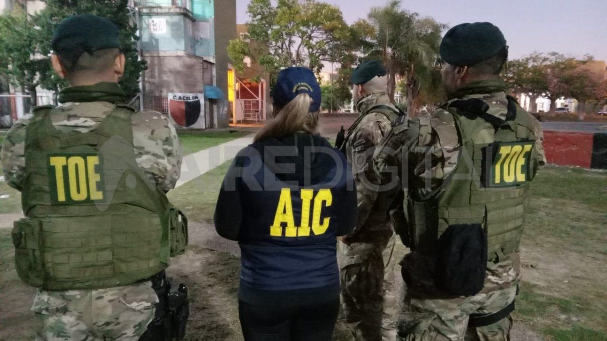 Trabajan unos 100 efectivos policiales en los allanamientos de barrio Centenario de la ciudad de Santa Fe. 