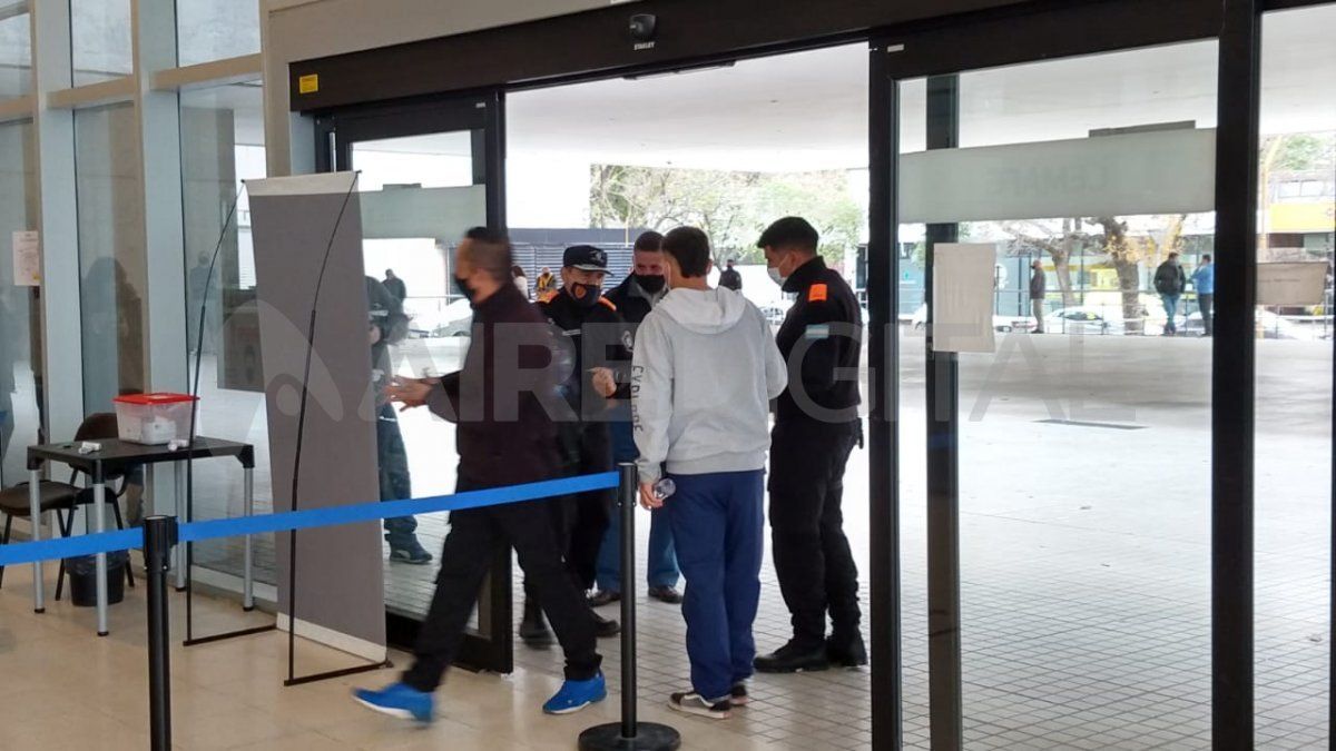 El periodista Ignacio Laurenti informó desde el móvil de Aire de Santa Fe que si bien se hacían filas de 100 metros de vehículos, tanto los hisopados como la vacunación en el Cemafe se realizaban con fluidez 