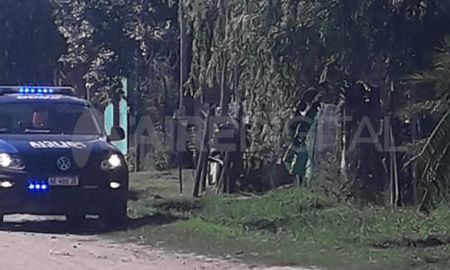 Según el relato de los vecinos, dos personas llegaron a bordo de una moto a la vivienda en calle Luis González y Maciel de barrio Los Espinillos, abrieron fuego contra los dos jóvenes y huyeron a toda velocidad. Según el relato de los vecinos, dos personas llegaron a bordo de una moto a la vivienda en calle Luis González y Maciel de barrio Los Espinillos, abrieron fuego contra los dos jóvenes y huyeron a toda velocidad.