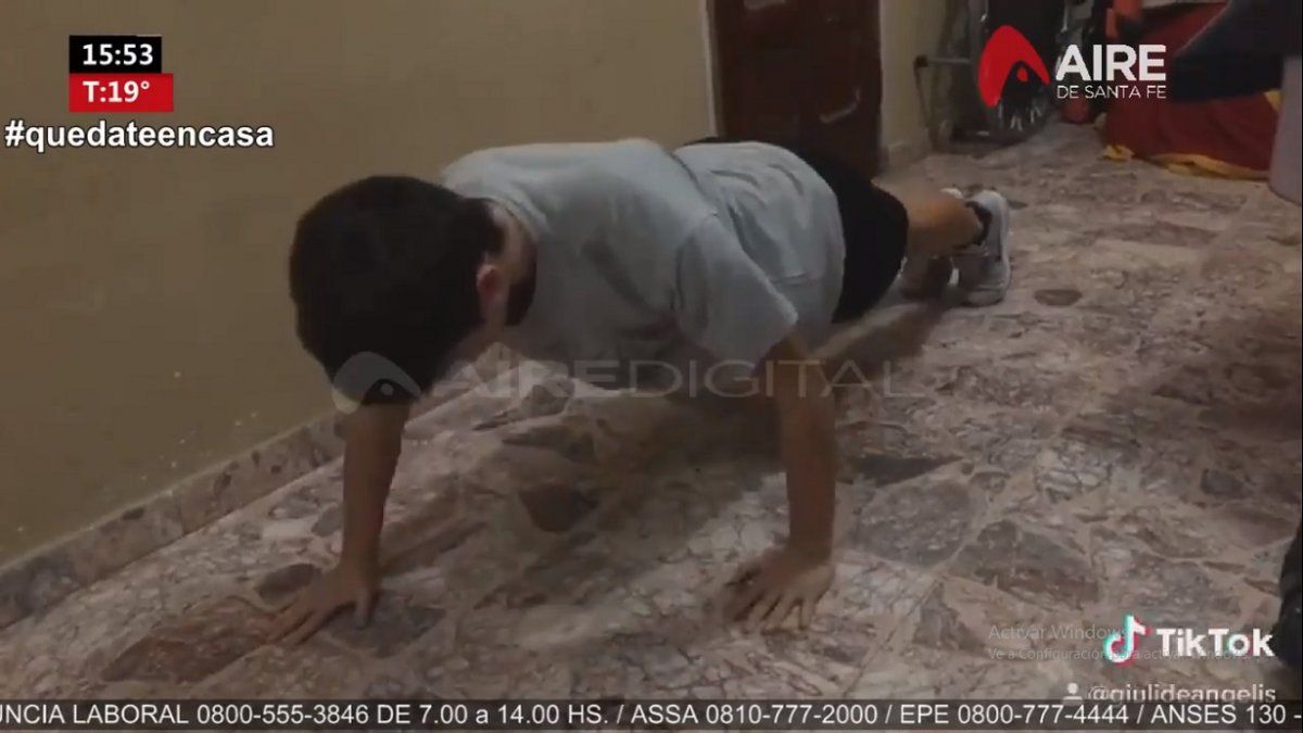 Con una silla, dos botellas de plástico y ganas hacemos gimnasia en casa en plena cuarentena