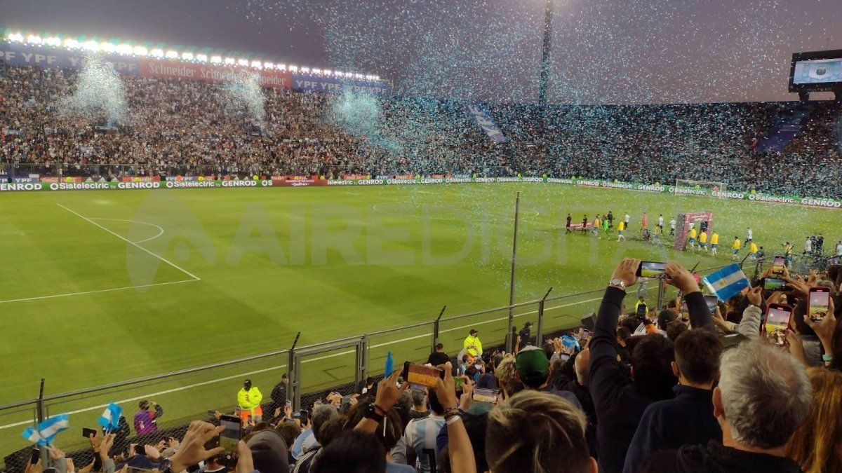 La Selección Argentina enfrenta a Brasil por las Eliminatorias Sudamericanas y el público argentino agotó las entradas para ver el encuentro en el Estadio Bicentenario de San Juan.