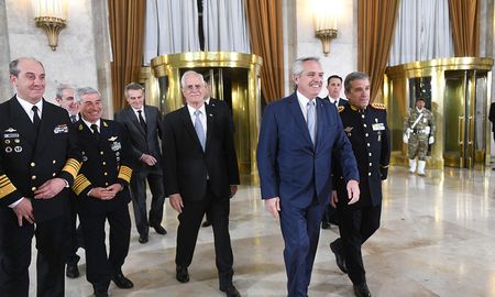 El presidente Alberto Fernández anunció este jueves por la noche la implementación de un “proceso de jerarquización profesional y reordenamiento salarial” para los integrantes de las Fuerzas Armadas. El presidente Alberto Fernández anunció este jueves por la noche la implementación de un “proceso de jerarquización profesional y reordenamiento salarial” para los integrantes de las Fuerzas Armadas.
