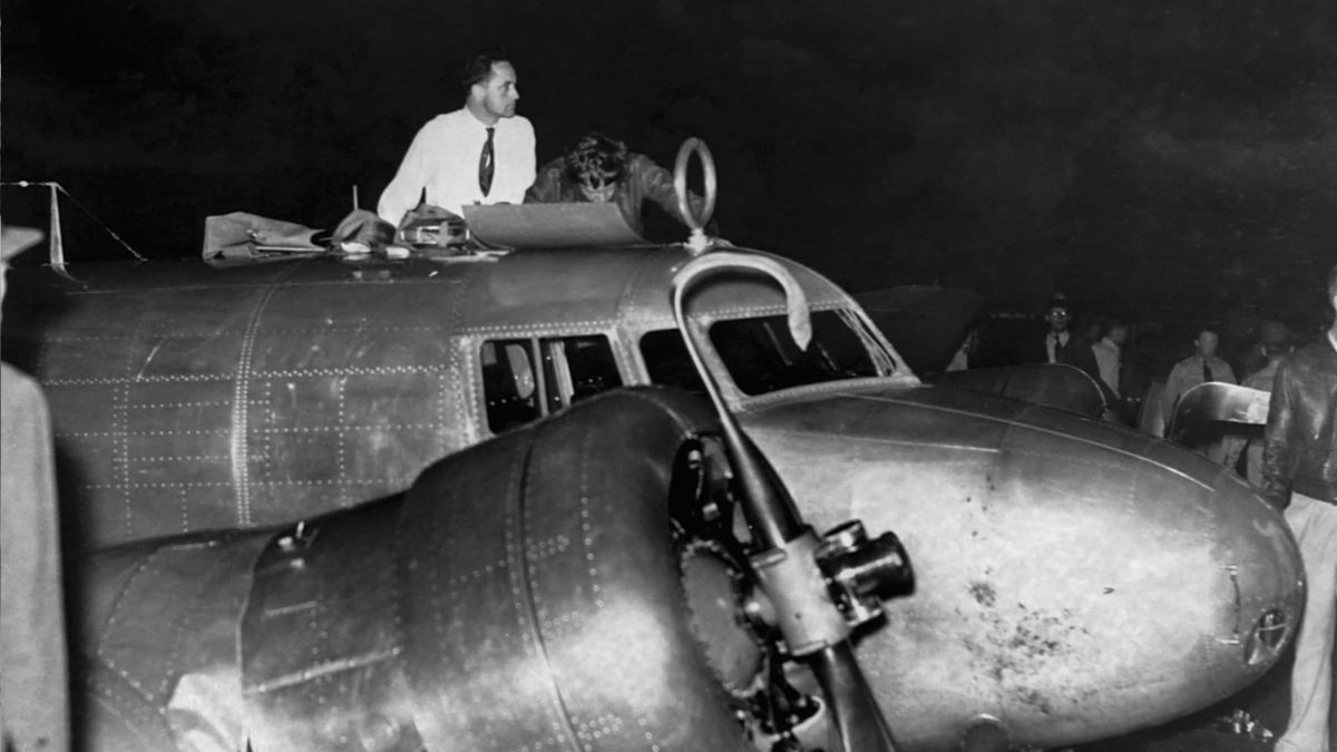 En su primer intento de dar la vuelta al mundo y, con un bimotor Lockheed Electra 10E, Amelia despegó el 17 de marzo de 1937 desde Oakland, California. Pero la travesía terminó en el Luke Field de Ford Island, en Pearl Harbor donde, en la carrera de despegue hacia Howland Island, la aeronave sufrió un ground loop (una brusca guiñada con el avión aún en tierra), que colapsó el tren de aterrizaje, provocó que ambas hélices golpearan el suelo, y terminara deslizándose sobre la parte inferior del fuselaje. En su primer intento de dar la vuelta al mundo y, con un bimotor Lockheed Electra 10E, Amelia despegó el 17 de marzo de 1937 desde Oakland, California. Pero la travesía terminó en el Luke Field de Ford Island, en Pearl Harbor donde, en la carrera de despegue hacia Howland Island, la aeronave sufrió un ground loop (una brusca guiñada con el avión aún en tierra), que colapsó el tren de aterrizaje, provocó que ambas hélices golpearan el suelo, y terminara deslizándose sobre la parte inferior del fuselaje.