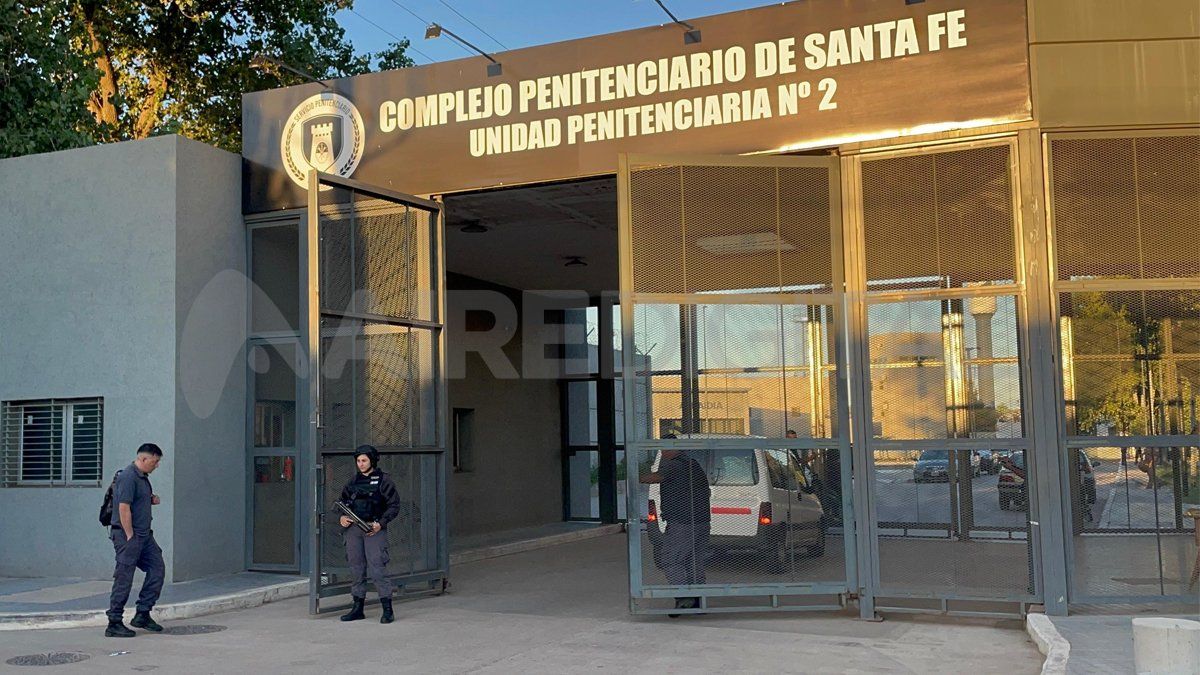 Una joven de 22 años fue detenida al intentar entrar con 72 gramos de marihuana escondidos en cigarrillos en la Unidad Penitenciaria N°2. Una joven de 22 años fue detenida al intentar entrar con 72 gramos de marihuana escondidos en cigarrillos en la Unidad Penitenciaria N°2.