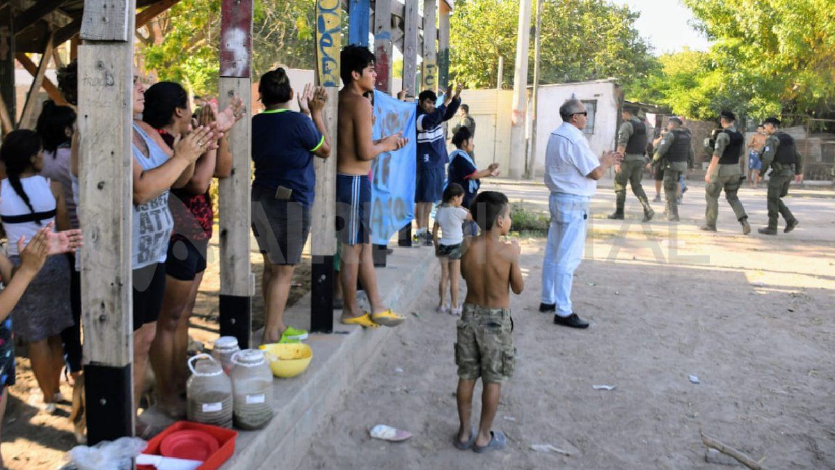 Los vecinos del barrio de Máximo Gerez celebraron la llegada de las fuerzas federales a Rosario, en medio de las amenazas de los narcos.