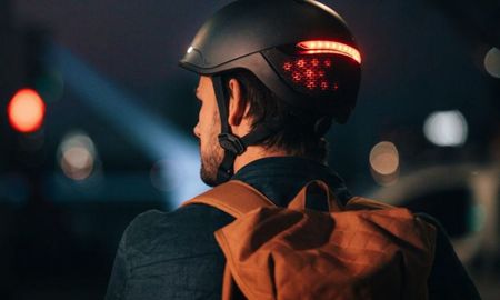 El casco tiene LEDs traseros para ser visible a la noche, ventiladores para refrescar al usuario y detección de caídas El casco tiene LEDs traseros para ser visible a la noche, ventiladores para refrescar al usuario y detección de caídas