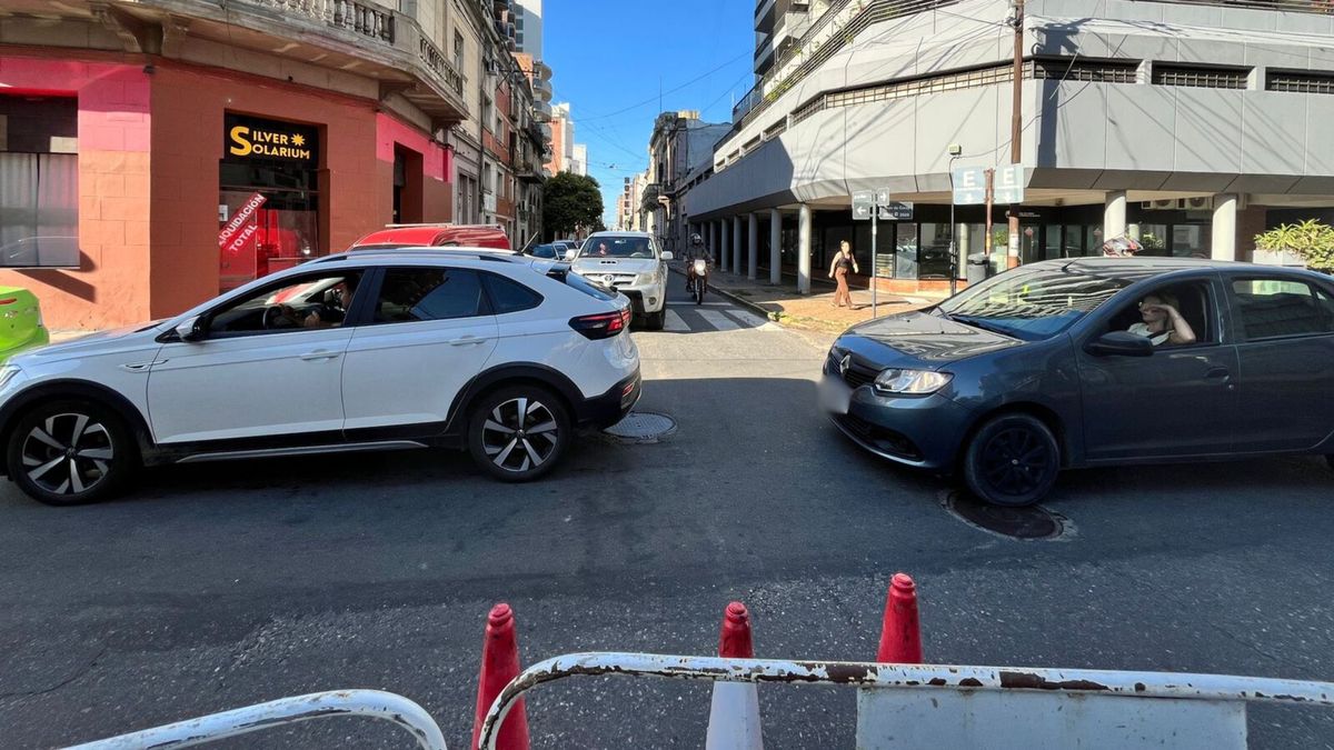 Un operativo de Aguas Santafesinas se realiza en calle 25 de Mayo y el tránsito es complicado en la zona.