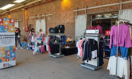 Este martes, los comerciantes del shopping La Ribera realizaron una protesta en las galerías del centro comercial. De forma simbólica abrieron sus locales y expusieron la mercadería. Este martes, los comerciantes del shopping La Ribera realizaron una protesta en las galerías del centro comercial. De forma simbólica abrieron sus locales y expusieron la mercadería.