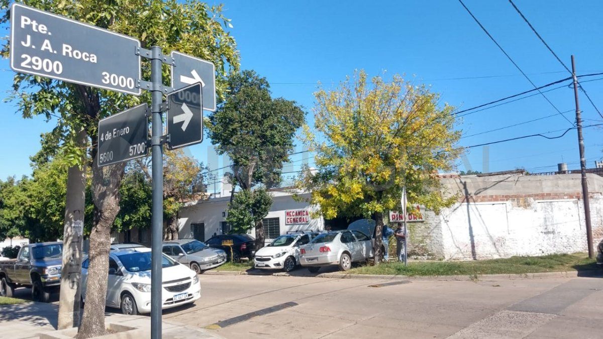 Los delincuentes ingresaron por los techos tras levantar una chapa. 