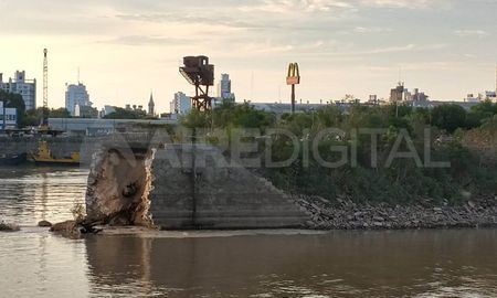 El estacionamiento del centro comercial ubicado en el dique II del Puerto de Santa Fe se derrumbó este miércoles por la tarde, producto de la pronunciada bajante que se percibe en el río. El estacionamiento del centro comercial ubicado en el dique II del Puerto de Santa Fe se derrumbó este miércoles por la tarde, producto de la pronunciada bajante que se percibe en el río.
