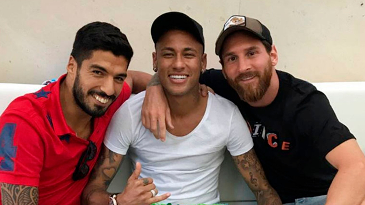 Juntos: Neymar y Luis Suárez bancaron a Lionel Messi mientras era silbado por los hinchas del PSG.