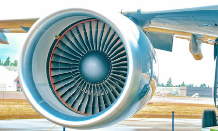 Murió triturado por la turbina: un empleado fue succionado mientras trabajaba en un avión y no resistió la letal potencia de las aspas