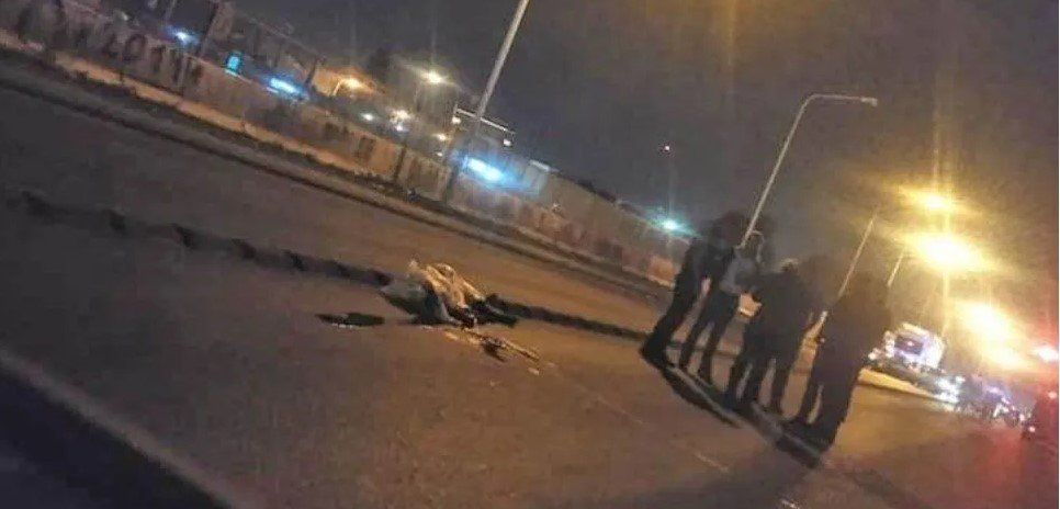 Identificaron a la mujer que lanzaron de un auto y murió aplastada por un camión