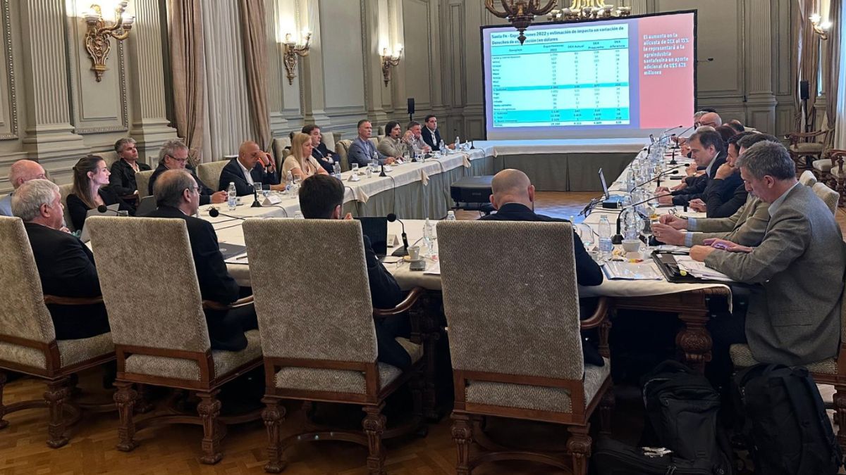 Autoridades de las Bolsas de Comercio de Rosario y de Santa Fe, Carsfe, Federación Agraria, Sociedad Rural Argentina y Coninagro participaron del encuentro. Autoridades de las Bolsas de Comercio de Rosario y de Santa Fe, Carsfe, Federación Agraria, Sociedad Rural Argentina y Coninagro participaron del encuentro.