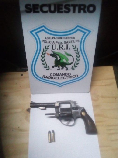 El revólver calibre 32 que arrojó en la huida