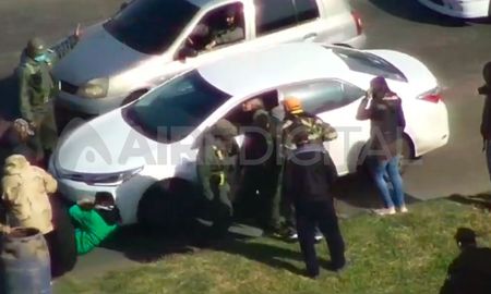 El momento en el que una conductora casi atropella a un manifestante en el corte de la ruta 168 este miércoles. El momento en el que una conductora casi atropella a un manifestante en el corte de la ruta 168 este miércoles.
