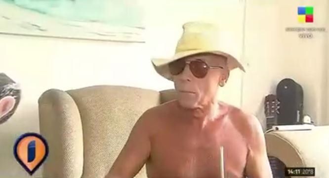 Gerardo Romano y su look playero para Intrusos.
