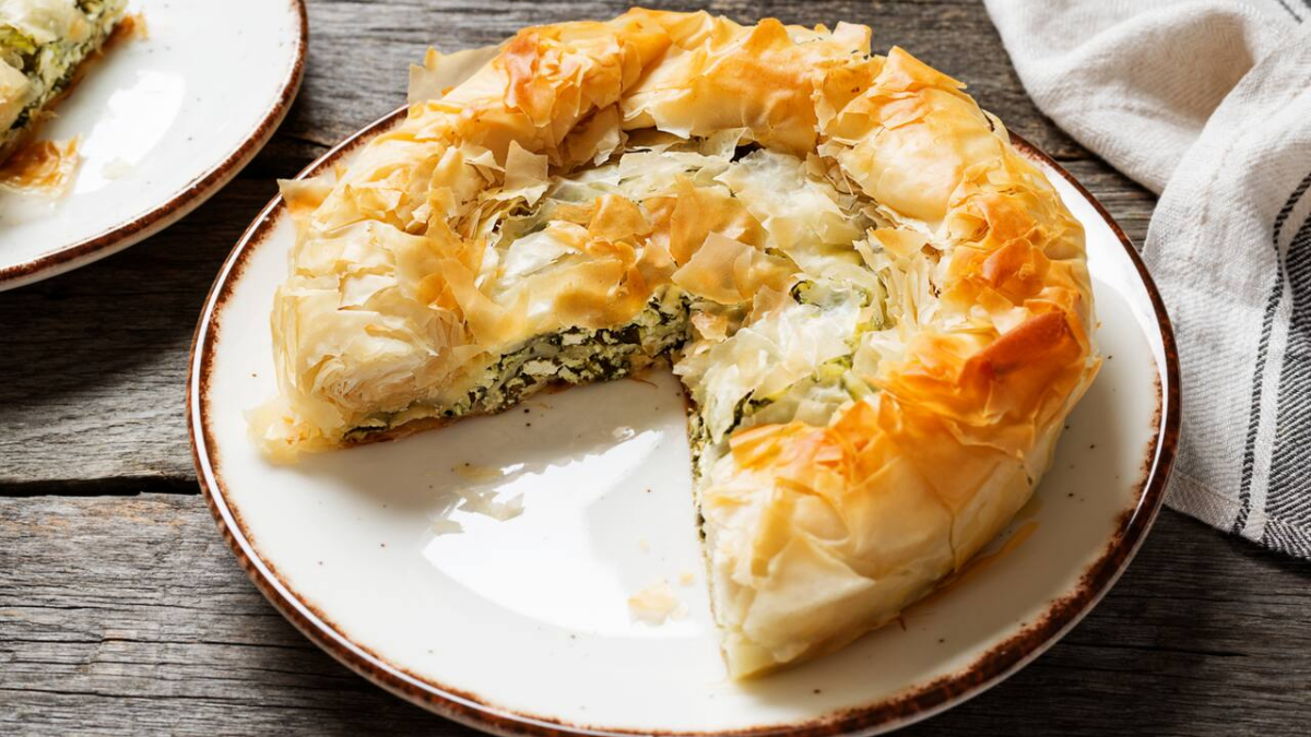 Qué es la spanakopita y cómo preparar esta curiosa tarta