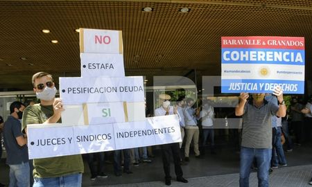 Casi un centenar de personas llegadas desde distintos puntos del sur de Santa Fe y de Córdoba se concentraron frente al edificio de la Bolsa de Comercio de Rosario, donde tiene su oficina el estudio jurídico que representa a Vicentin en el concurso de acreedores. Casi un centenar de personas llegadas desde distintos puntos del sur de Santa Fe y de Córdoba se concentraron frente al edificio de la Bolsa de Comercio de Rosario, donde tiene su oficina el estudio jurídico que representa a Vicentin en el concurso de acreedores.